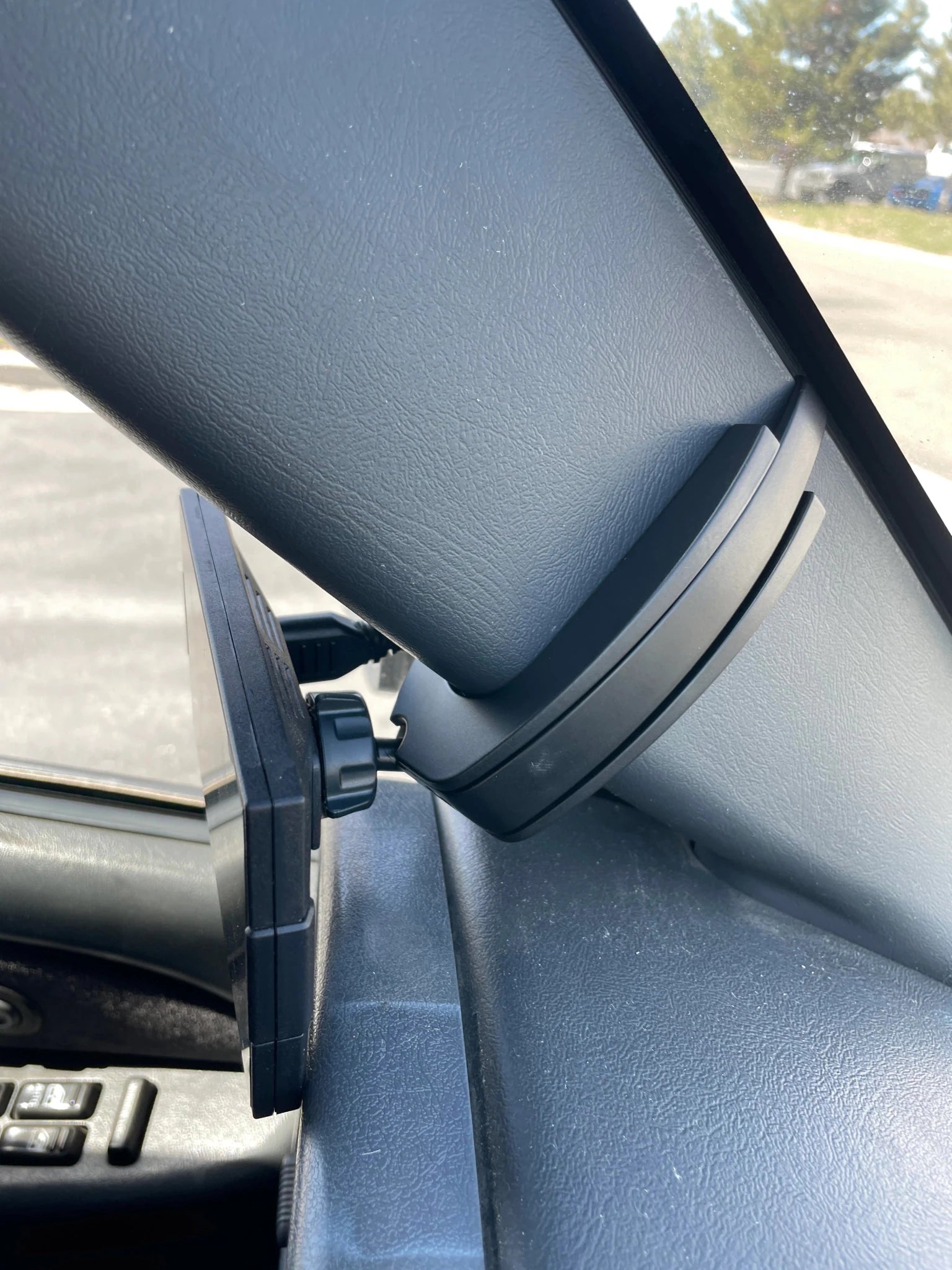 Edge Products 28602 CTS3 Pillar Display Mount (2001 - 2007 6.6L Duramax) | Monitors - Southern Diesel Supply